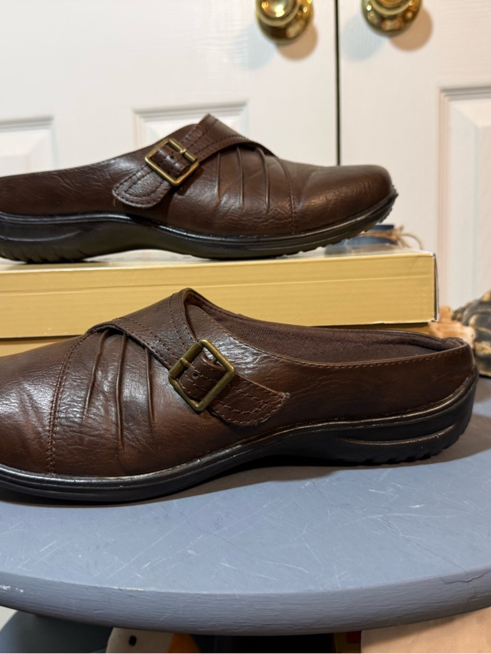 easy street Women's Brown Leather Slip-On Mule with Buckle 10WW
